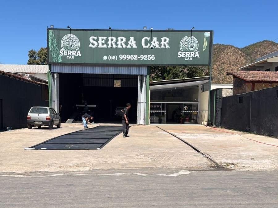 Fachada da Serra Car com pátio próprio